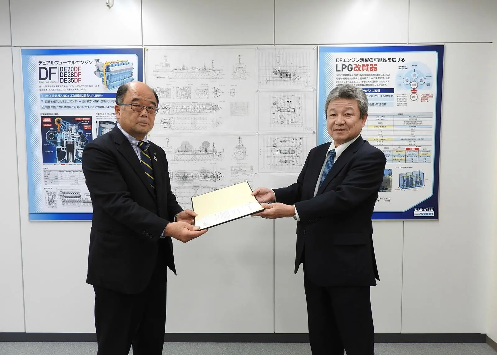 Daihatsu Diesel President Shigeki Kinoshita (left) and Senior Executive Vice President Toshiyuki Shigemi of ClassNK