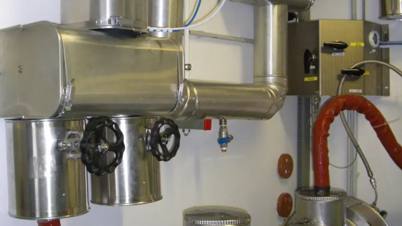 Hydrogen storage tank in test apparatus where it is loaded and unloaded with hydrogen and in parallel cooled or heated by a heat transfer medium. (Image: HZG).