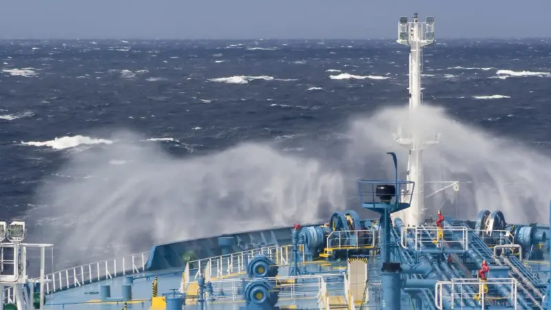 Tanker-foredeck-in-bad-weather-from-MAN-ES-AWC-brochure