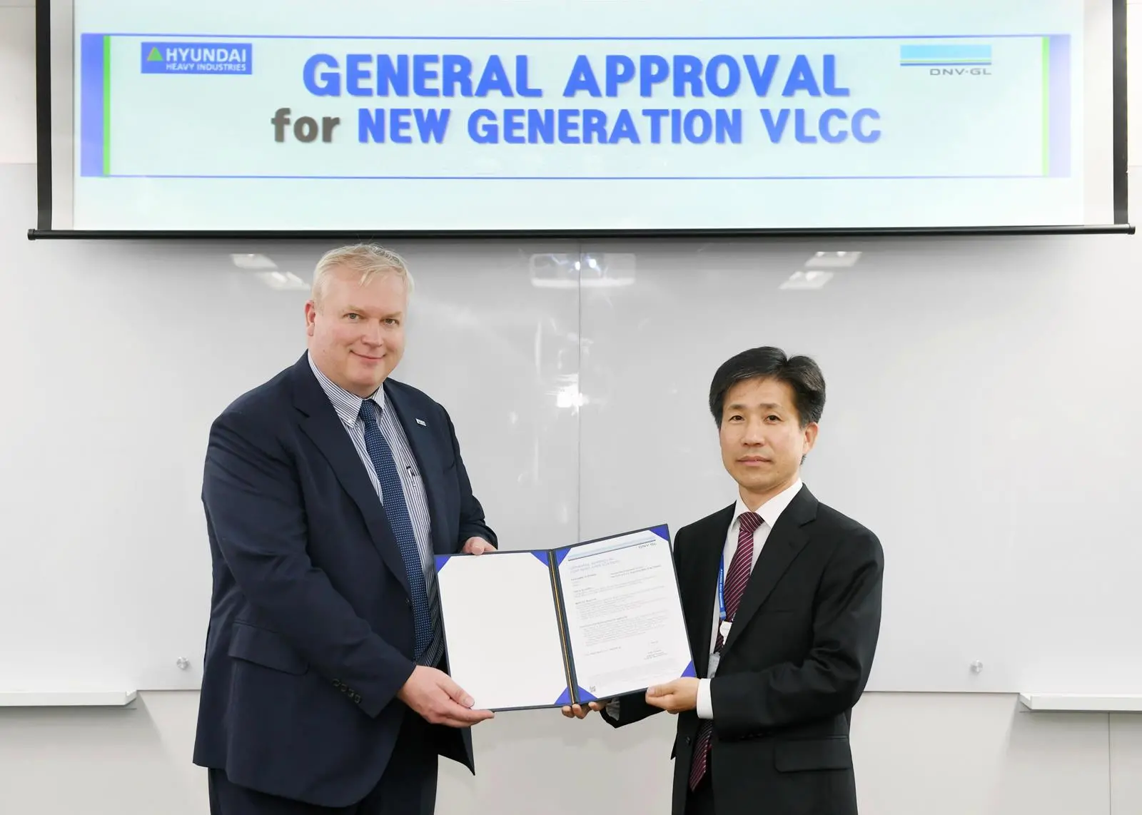 Seung Ho Jeon, Executive Vice President of HHI receiving the GASA certificate from Vidar Dolonen, DNV GL Regional Manager for Korea & Japan. (credit: DNV GL)
