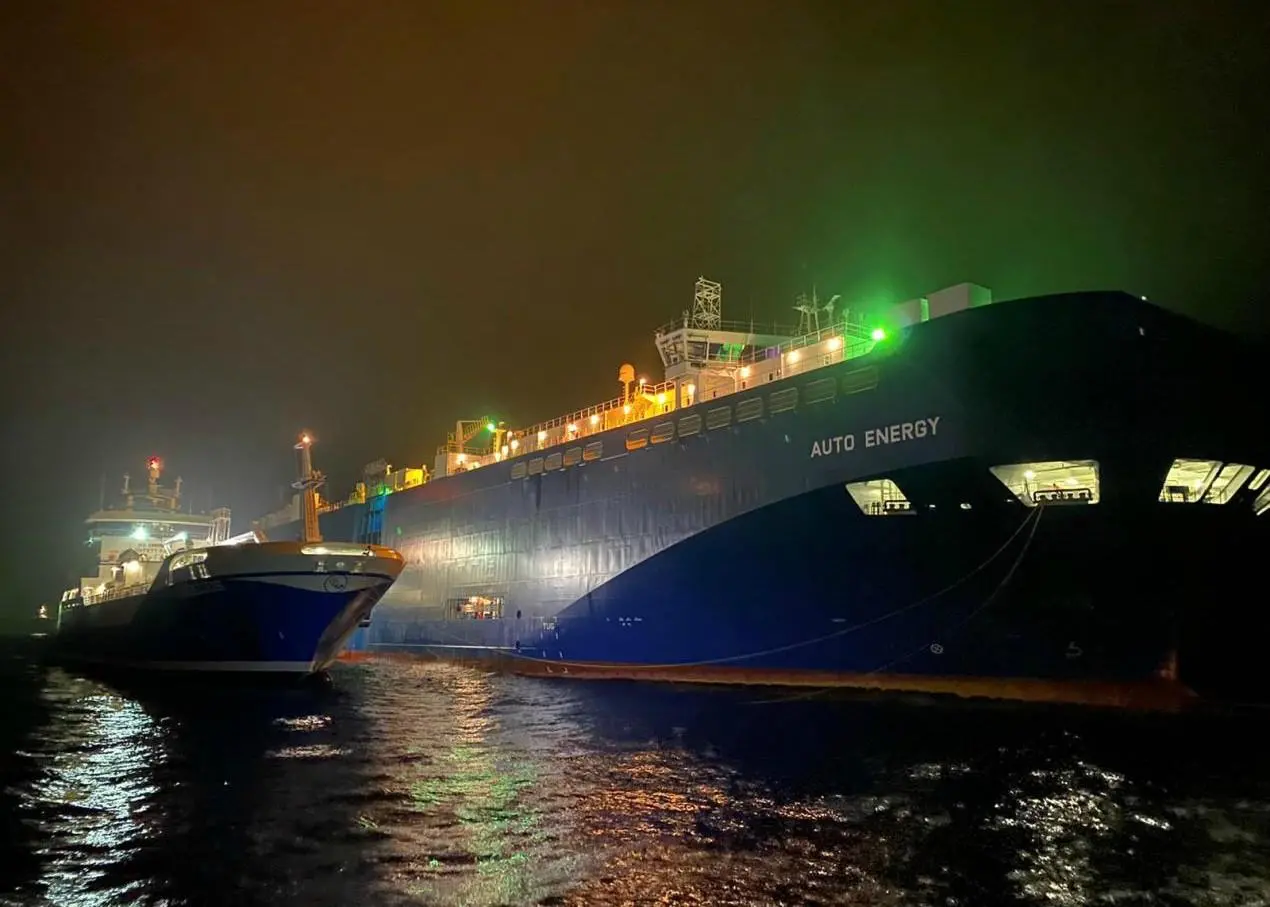 M/V ‘Auto Energy’ and LNG bunker vessel ‘Coralius’ Photo: UECC