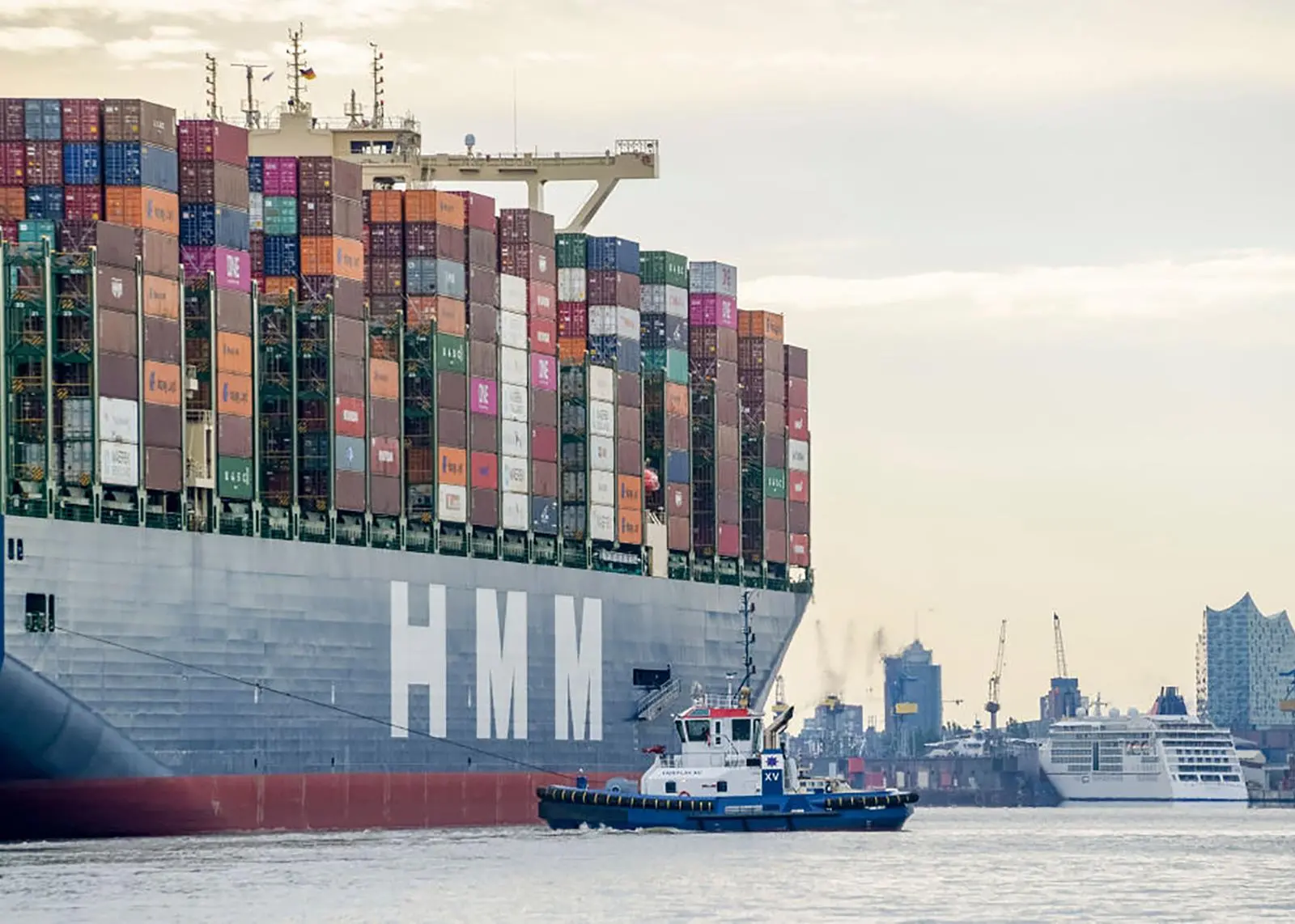 Viable alternatives to fossil fuels do not yet exist for large trans-oceanic ships Photo: Bloomberg