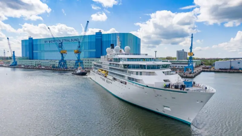 Berlin pledges more cash credits as Crystal Endeavor heads for hand-over. (Photo MV Werften).