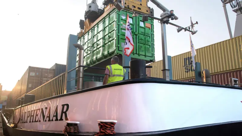 The Alphenaar is the first inland waterway vessel to use the zero-emissions service made possible by Wärtsilä’s battery container solution. (© Zero Emission Services)