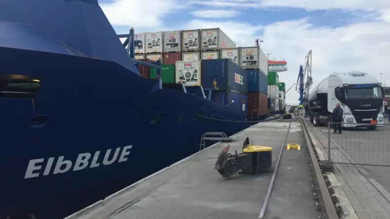 The ElbBLUE became the first vessel to be bunkered with green SNG on 29 September 2021.