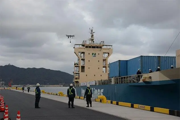 During the automated mooring procedure, an automated airborne drone carried the line to the pier. MOL expects this procedure to become an alternative approach to mooring operations in the future.