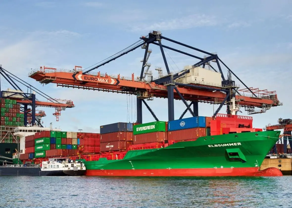 The ‘Elbsummer’ taking on board 100% biofuel at the Port of Rotterdam