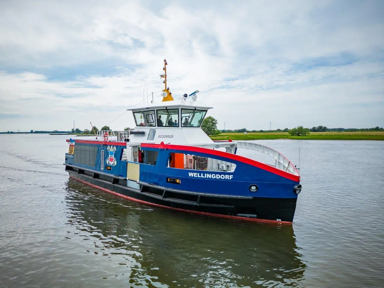 The new pure-electric ferry features a split battery system and an automated, electric-hydraulic mooring system.