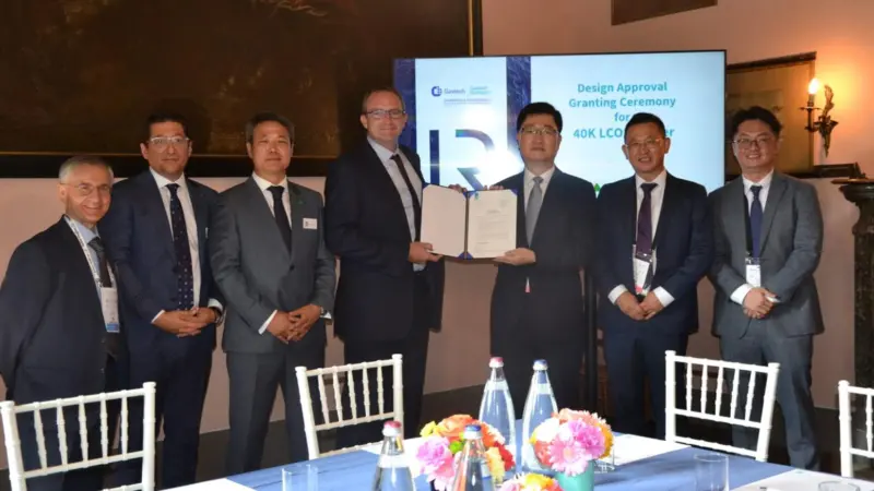 Andy McKeran, Chief Commercial Officer, Lloyd’s Register, presenting the Design Approval certificate to Mr. Won-ho Joo, Senior Executive Vice President and Chief Technical Officer of HHI, in a ceremony at Gastech.