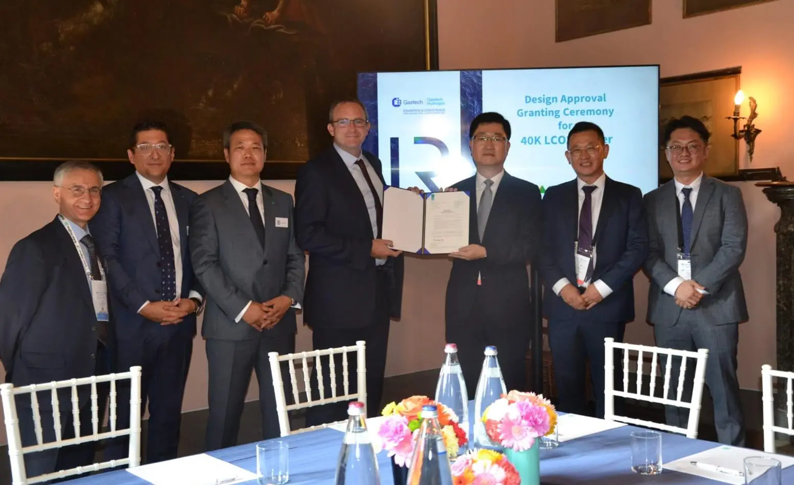 Andy McKeran, Chief Commercial Officer, Lloyd’s Register, presenting the Design Approval certificate to Mr. Won-ho Joo, Senior Executive Vice President and Chief Technical Officer of HHI, in a ceremony at Gastech.