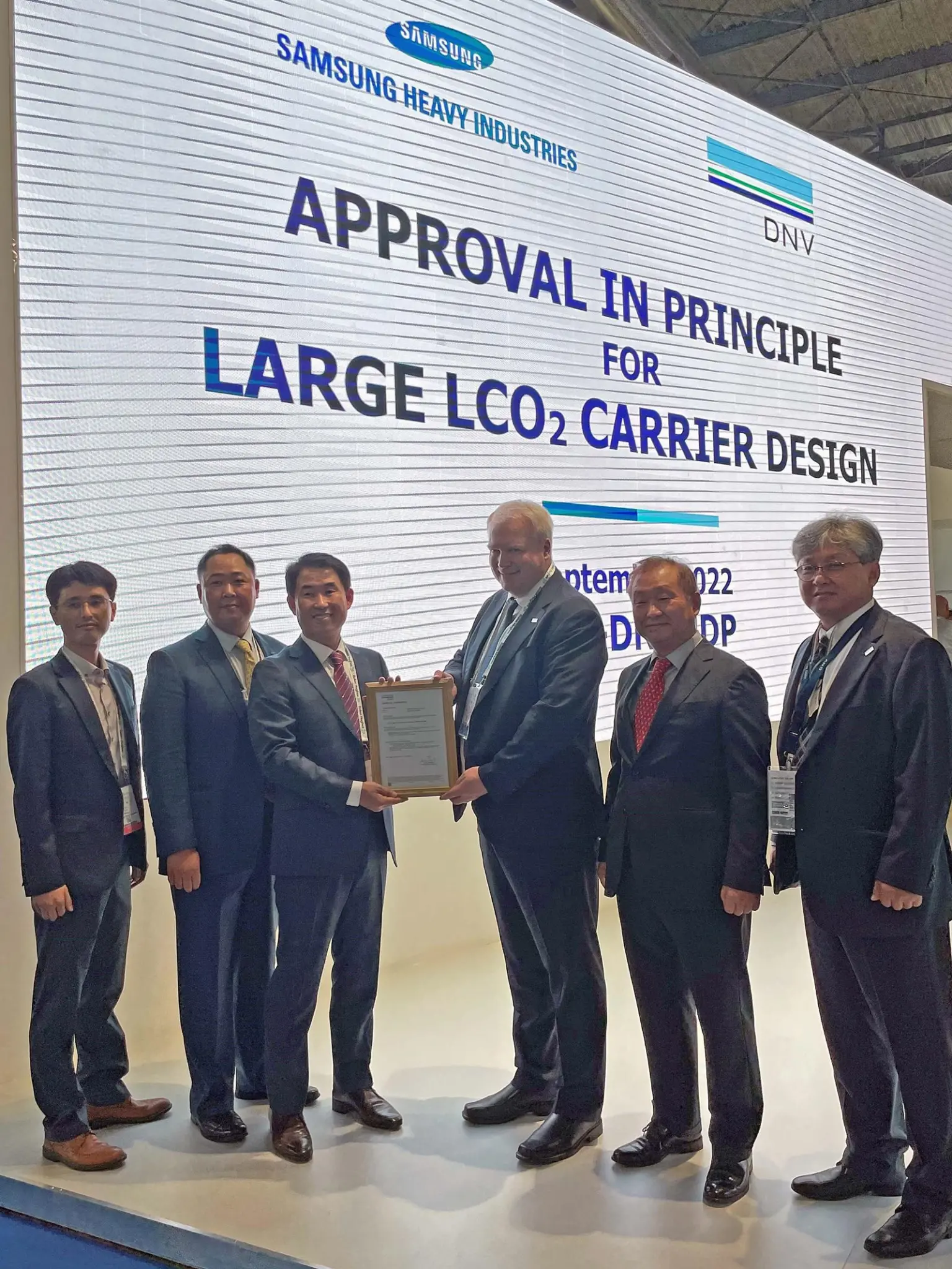 AiP award ceremony at Gastech with (from left): Ji-Soon Park (SHI Shipbuilding Sales Engineering Team), H. S. Jang (SHI Sales Team), Young Kyu Ahn (Head of SHI Shipbuilding Sales Engineering ), Vidar Dolonen (Regional Manager Korea & Japan, DNV Maritime),
