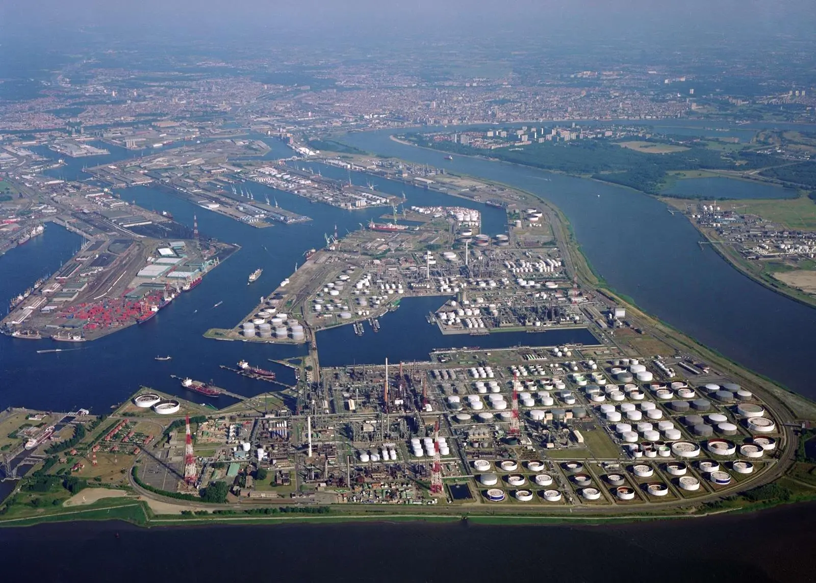 Belgium’s Prime Minister Alexander De Croo outlined plans for changes to the country’s federal hydrogen strategy during a visit to the Port of Antwerp-Bruges on 18 October.