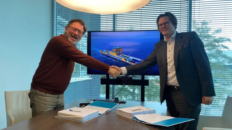 Kongsberg Maritime Sales Director Roger Trinterud (right) and Cor Hoogendoorn, Owner and Director of Holland Shipyard Group, finalize the agreement