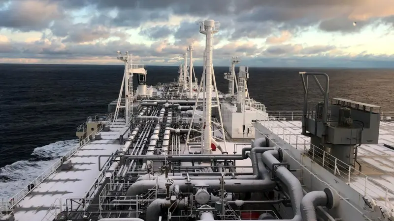 Seapeak LLC has ordered five 174,000 cbm M-type dual-fuel LNG carrier newbuildings from Hyundai Heavy Industries.