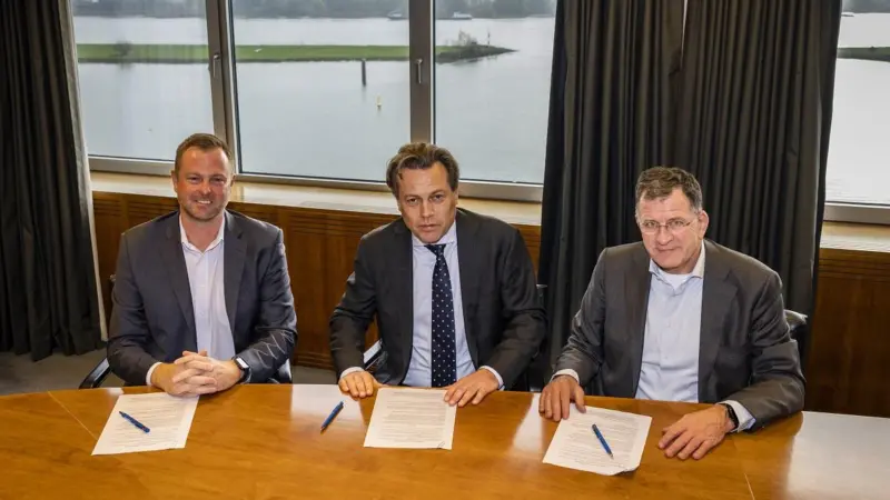 On 28 November, Arnout Damen of Damen Shipyards, Derrick York of Caterpillar Inc and Kees-Jan Mes of Pon Power signed a Memorandum of Understanding (MoU) for the joint development of a series of dual-fuel methanol / diesel powered tugs.
