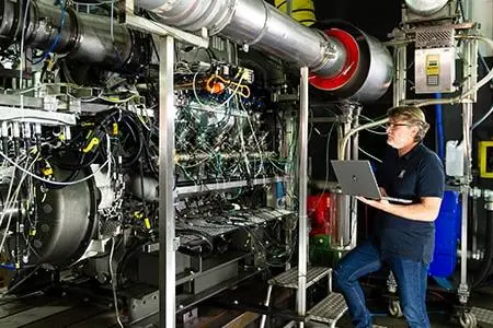 Rolls-Royce has announced that it has successfully passed the first test runs of a modified mtu Series 4000 12-cylinder gas engine operating on pure hydrogen. The tests produced