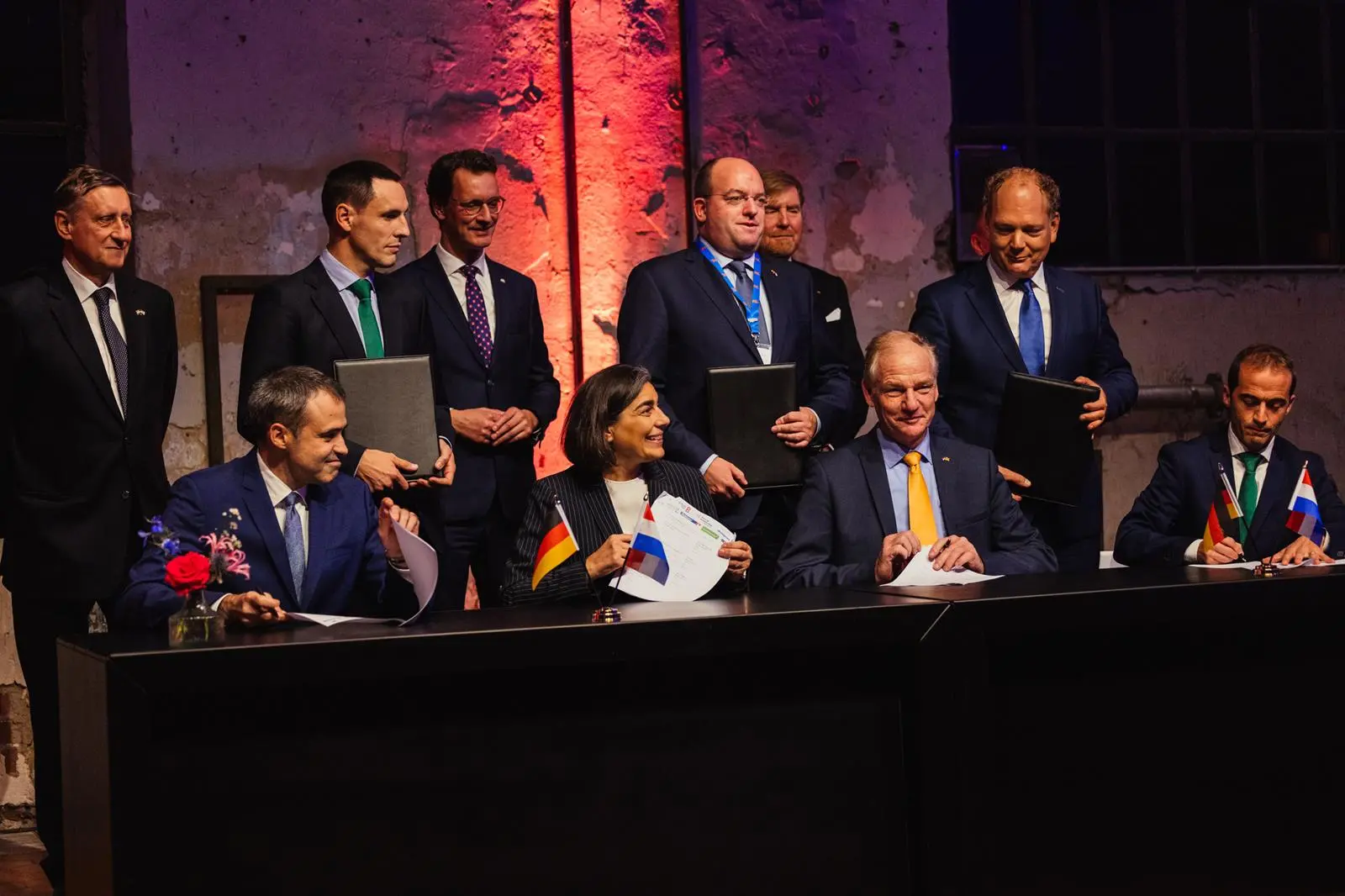 Signing the agreement to explore a renewable hydrogen corridor in Europe