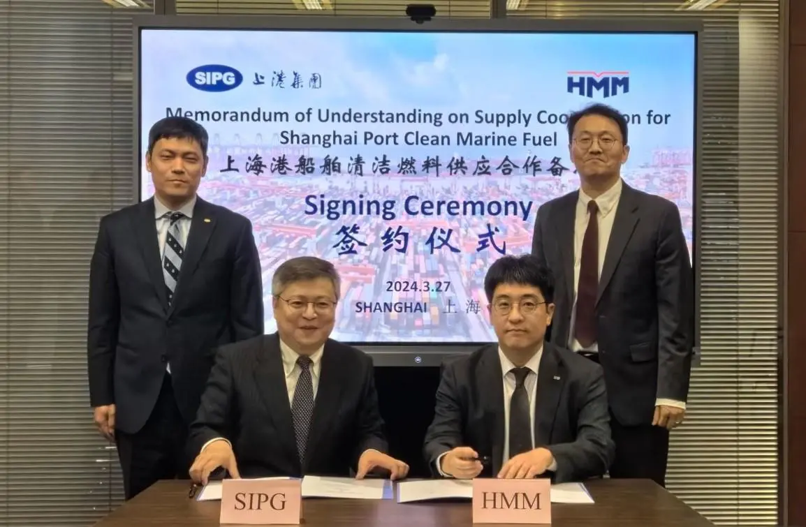 S.W. Oh, chair of HMM (Shanghai) and Huang Haidong, marketing director of SIPG sign the MOU on green bunkering