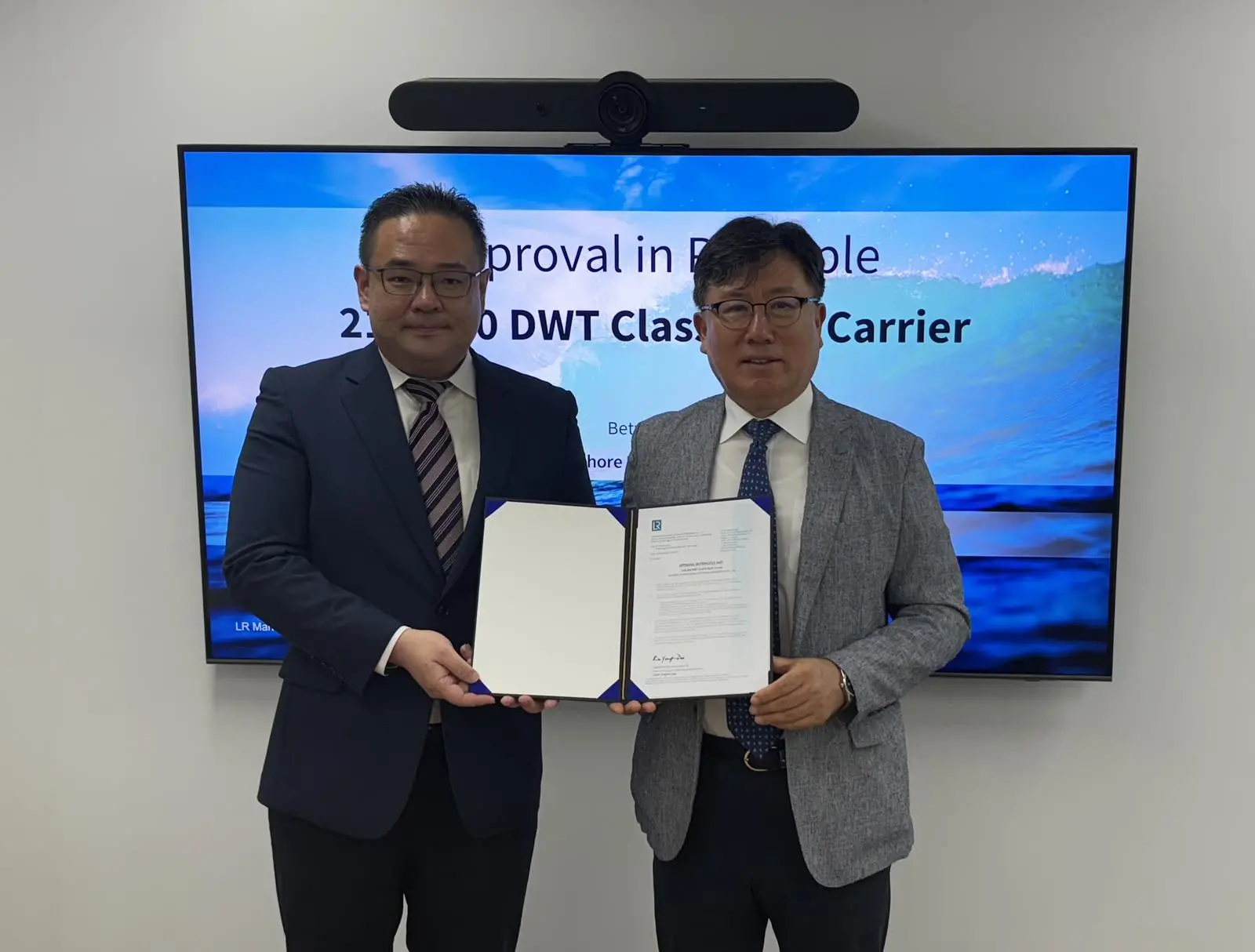 Young-Doo Kim, Global Hull Structure Discipline manager, LR and Bong-geo Kim, Head of Global Shipyard Technical Sales, KSOE
